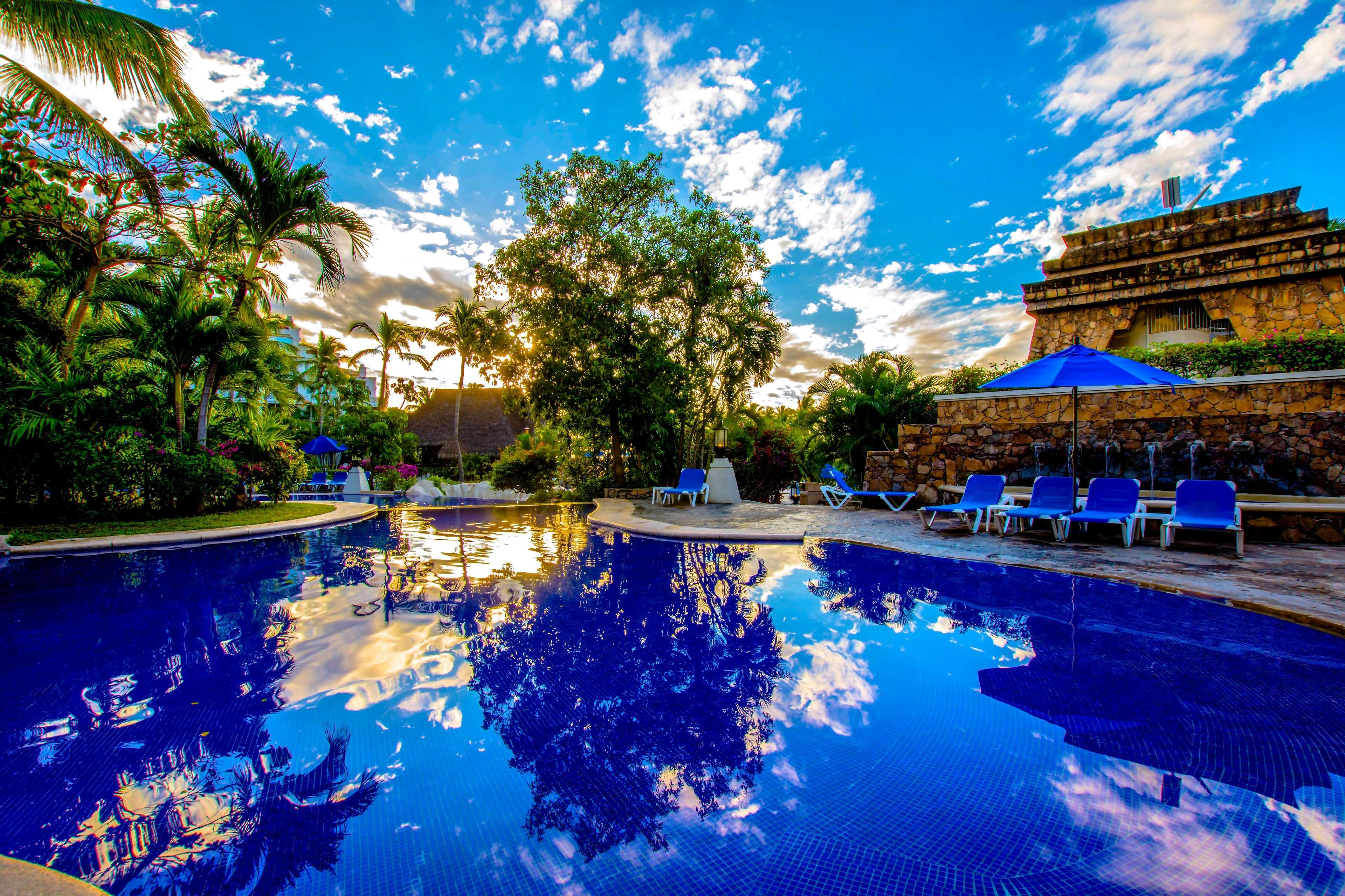 Hotel Barcelo Karmina Manzanillo Exteriér fotografie The swimming pool at the hotel