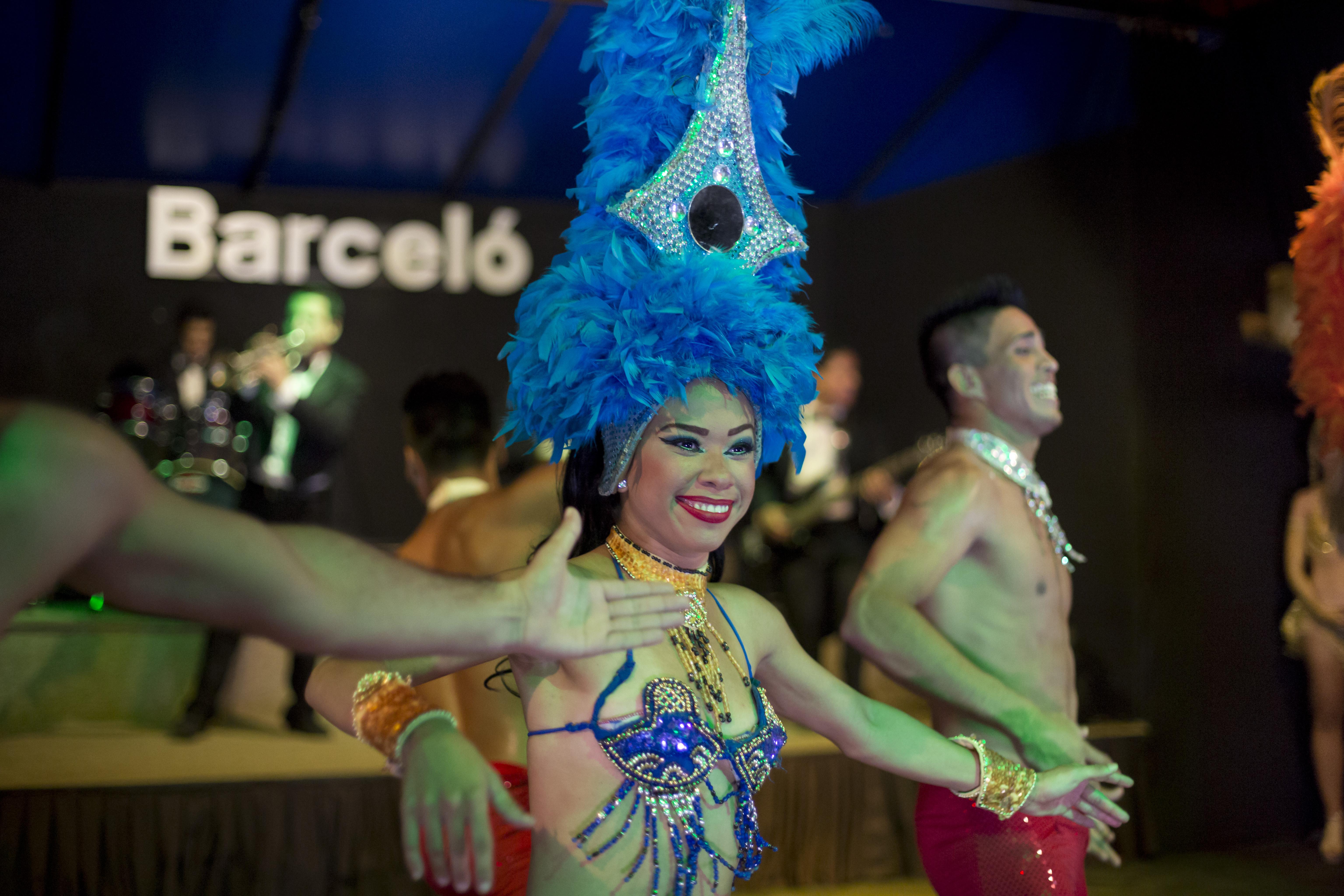 Hotel Barcelo Karmina Manzanillo Exteriér fotografie Samba dancers at the 2015 World Cup