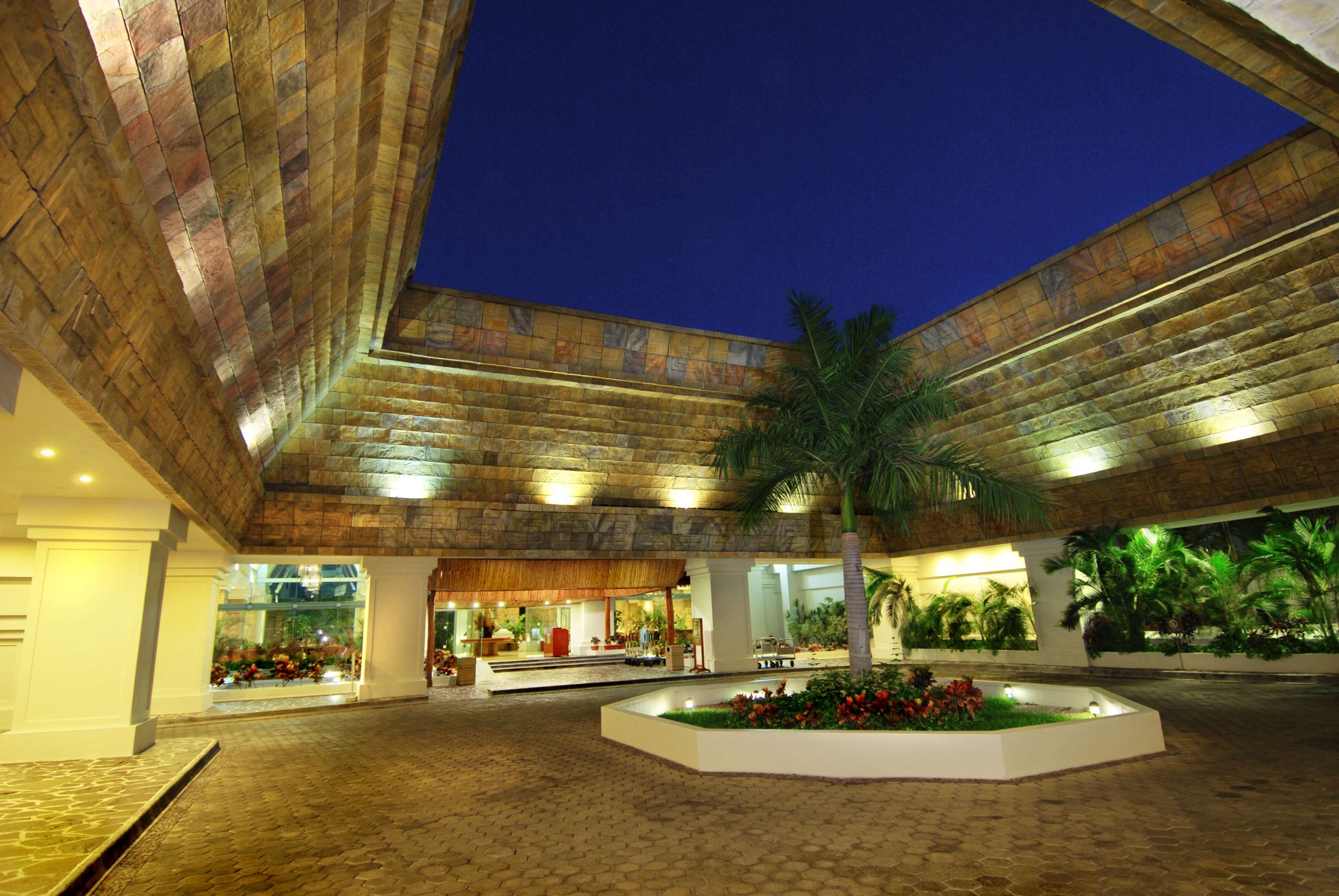 Hotel Barcelo Karmina Manzanillo Exteriér fotografie The lobby of the hotel