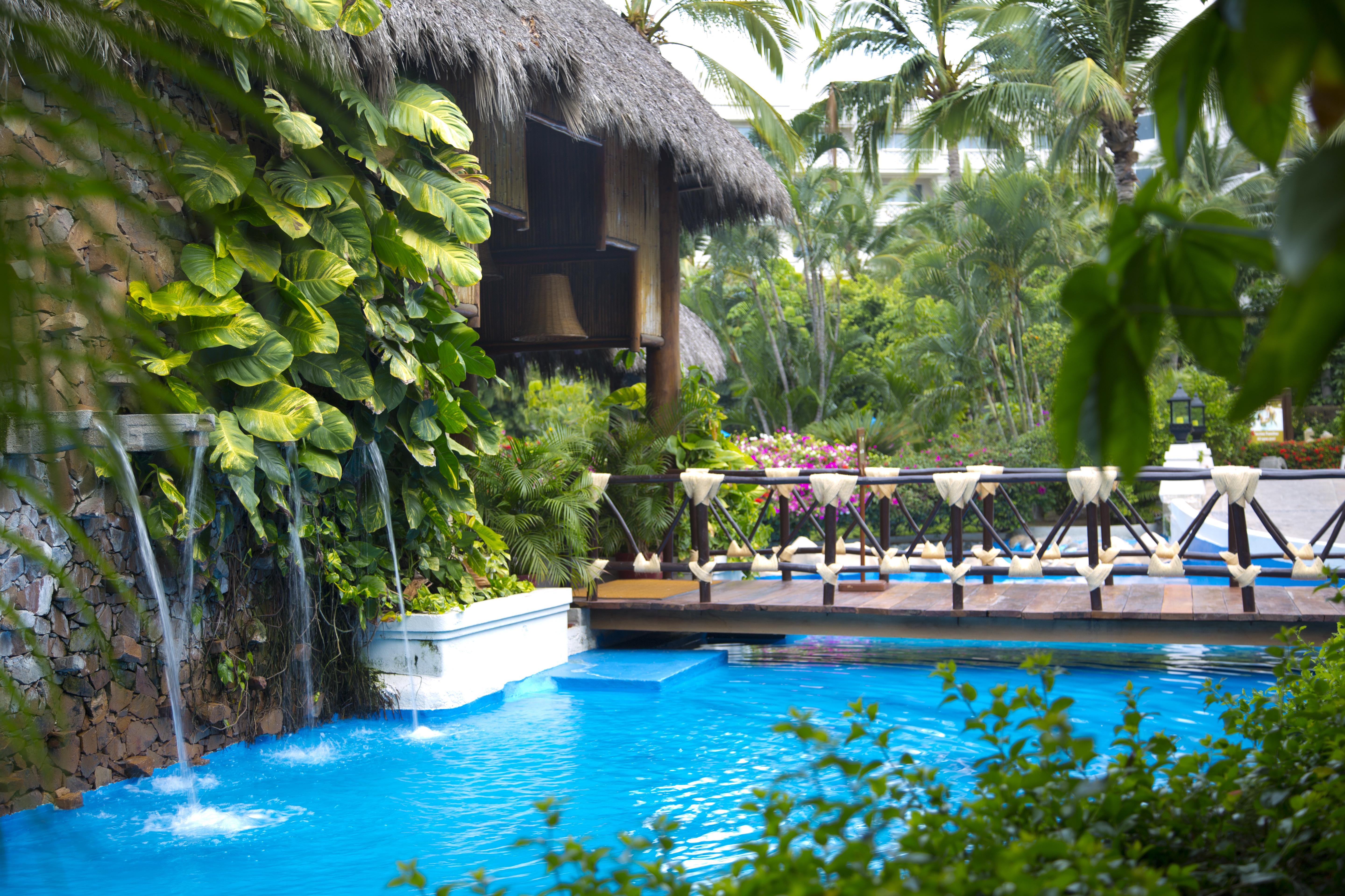 Hotel Barcelo Karmina Manzanillo Exteriér fotografie The swimming pool at the resort